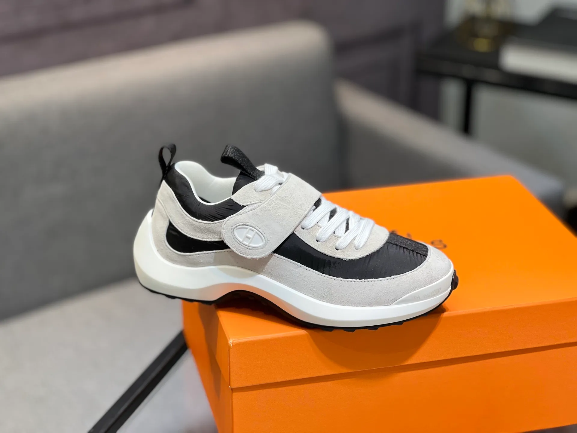 Men's shoes 💰600 Actual photos 🎬 [Hermès] Couple style, official website synchronization Counter quality French Paris catwalk style Simple and classic Imported original fabric Original 1:1 outsole! The highest version on the market! Size: Female 35-41. Male 39-45 (female 41, male 45 customized)